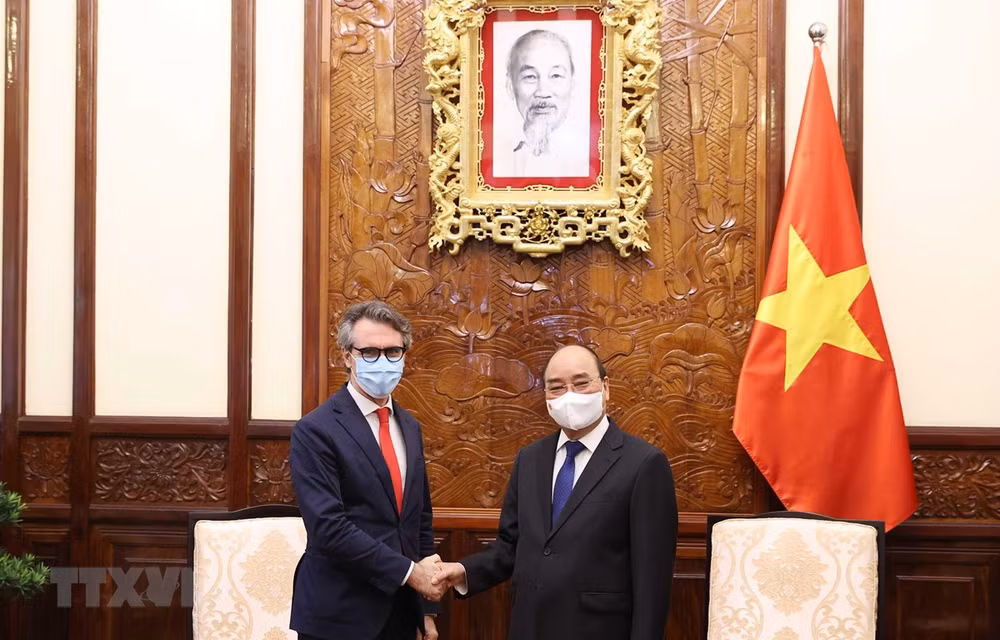 国家主席阮春福会见欧盟驻越南大使乔治·阿里贝蒂 ảnh 1 国家主席阮春福会见欧盟驻越南大使乔治·阿里贝蒂 ảnh 1