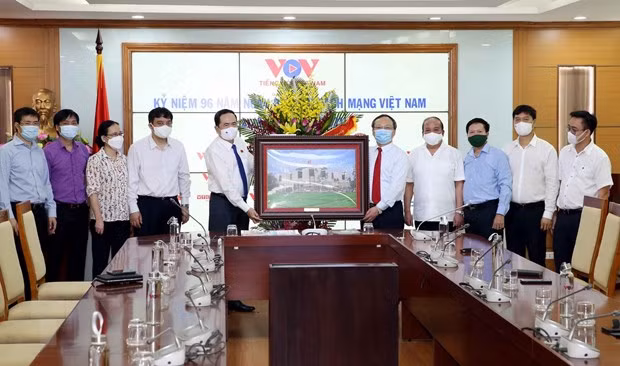 越南国会常务副主席陈青敏走访越南媒体机构记者 ảnh 1