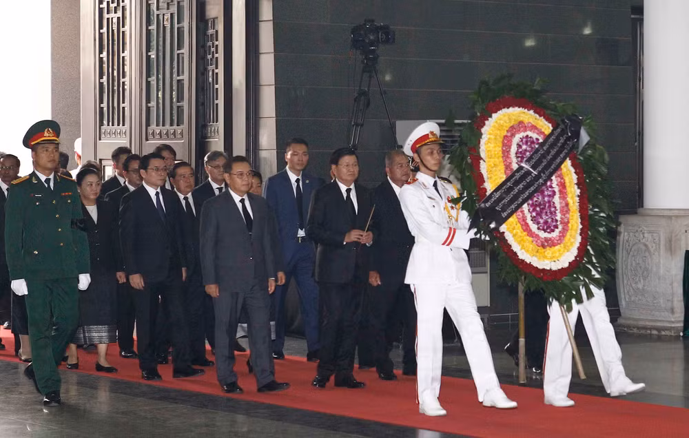 各国代表团悼念原越共中央总书记杜梅 ảnh 1 各国代表团悼念原越共中央总书记杜梅 ảnh 1