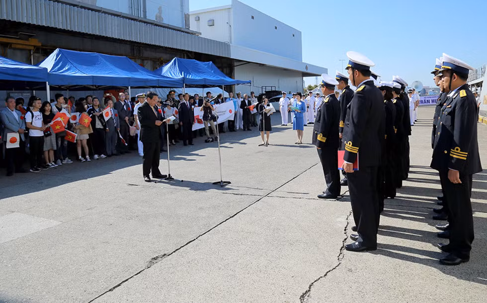 越南海军护卫舰抵达日本大阪府堺市港口 ảnh 1