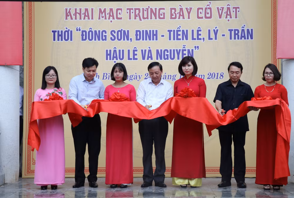 越南东山时代和历代王朝500件文物公诸于众 ảnh 1