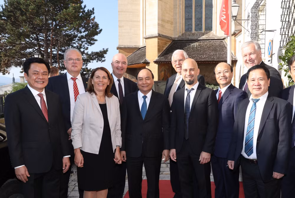 越南政府总理阮春福访问克雷姆斯应用科技大学 结束对奥地利的正式访问 ảnh 1 越南政府总理阮春福访问克雷姆斯应用科技大学 结束对奥地利的正式访问 ảnh 1