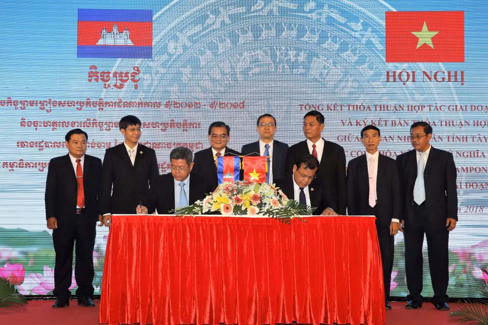 越南西宁省同柬埔寨磅湛省签署2018~2022年合作协议 ảnh 1 越南西宁省同柬埔寨磅湛省签署2018~2022年合作协议 ảnh 1