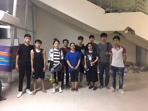 在印尼地震和海啸双重灾害灾区留学的10名越南大学生已离开雅加达启程回国 ảnh 1 在印尼地震和海啸双重灾害灾区留学的10名越南大学生已离开雅加达启程回国 ảnh 1