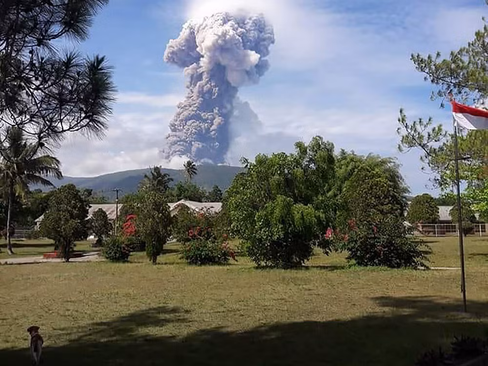 遭地震和海啸袭击后印尼苏拉威西岛再遇火山爆发 ảnh 1 遭地震和海啸袭击后印尼苏拉威西岛再遇火山爆发 ảnh 1