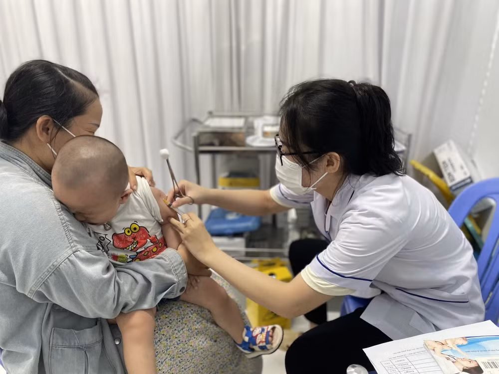 越南政府新闻发布会:加倍努力 尽快拥有足够疫苗扩大接种范围 ảnh 1 越南政府新闻发布会:加倍努力 尽快拥有足够疫苗扩大接种范围 ảnh 1