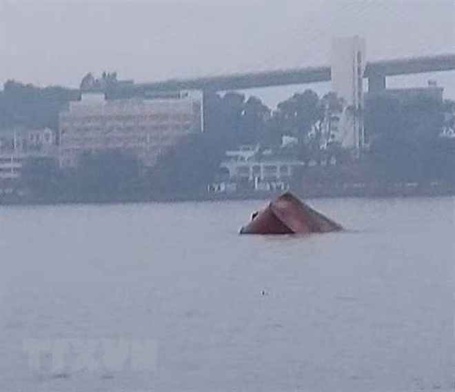 广宁省下龙海域船舶碰撞事故：成功救起4名船员并找到船长尸体 ảnh 1