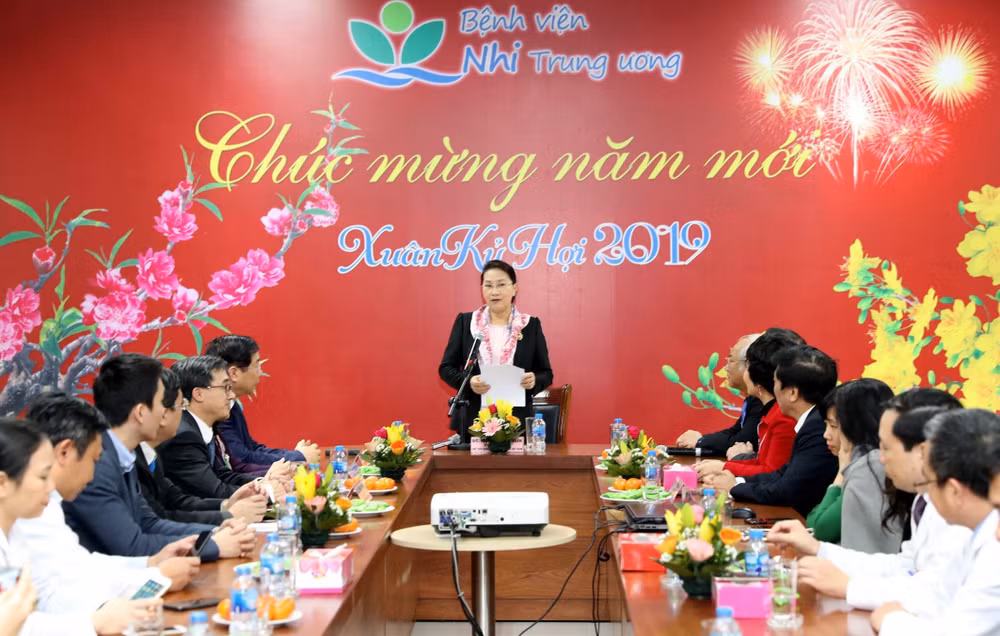 越南国会主席阮氏金银看望中央儿童医院癌症儿童并赠送慰问品 ảnh 2 越南国会主席阮氏金银看望中央儿童医院癌症儿童并赠送慰问品 ảnh 2