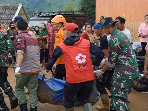 印尼发生严重山体滑坡导致数十人失踪 ảnh 1