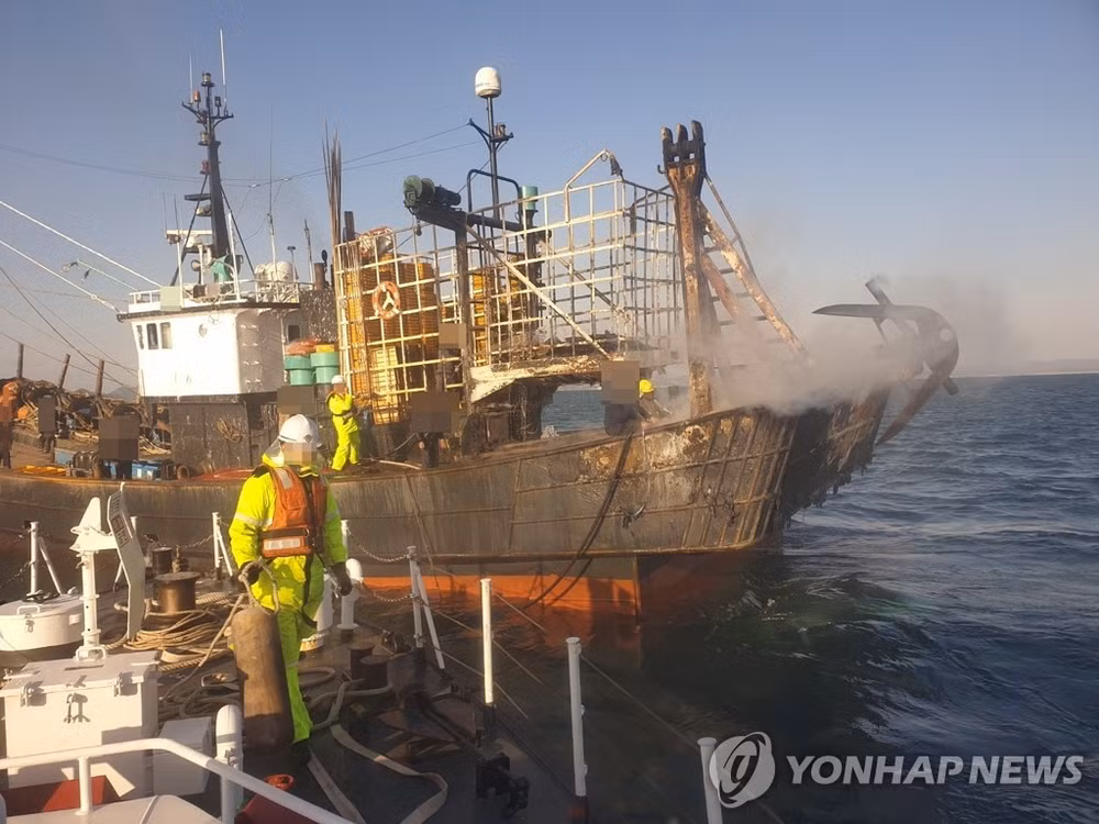 韩国渔船起火事故：为两名越南籍船员提供紧急救助 ảnh 1