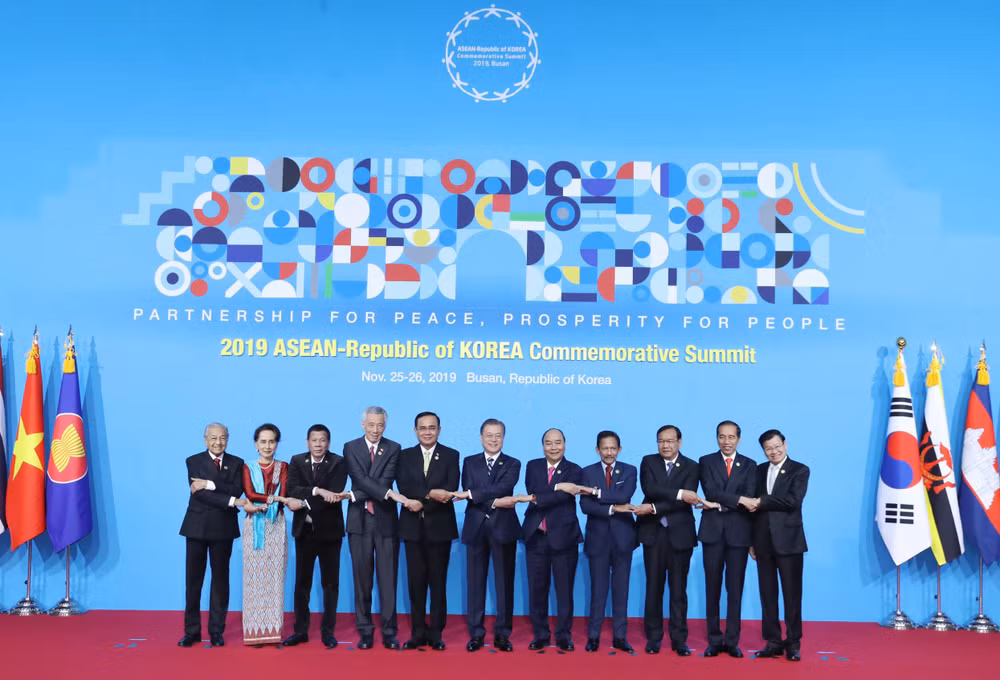 越南政府总理阮春福出席东盟与韩国伙伴关系30周年纪念峰会首场会议 ảnh 1 越南政府总理阮春福出席东盟与韩国伙伴关系30周年纪念峰会首场会议 ảnh 1