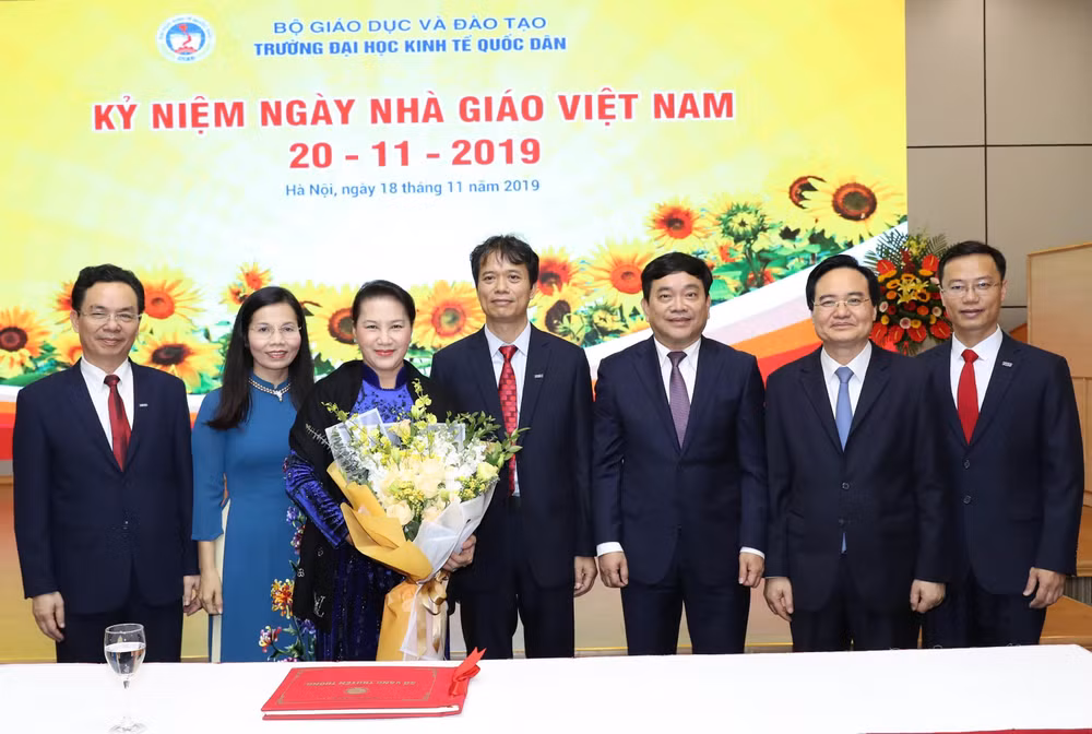 国会主席阮氏金银出席国民经济大学教师节纪念典礼 ảnh 2 国会主席阮氏金银出席国民经济大学教师节纪念典礼 ảnh 2