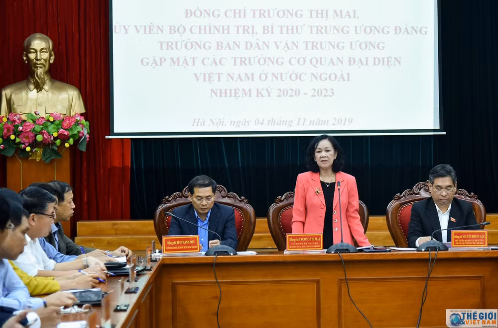 中央民运部部长张氏梅会见越南驻外大使和代表机构首席代表 ảnh 1 中央民运部部长张氏梅会见越南驻外大使和代表机构首席代表 ảnh 1