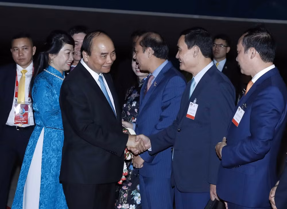 越南政府总理阮春福抵达泰国曼谷 开始第35届东盟峰会框架下的系列活动 ảnh 2 越南政府总理阮春福抵达泰国曼谷 开始第35届东盟峰会框架下的系列活动 ảnh 2