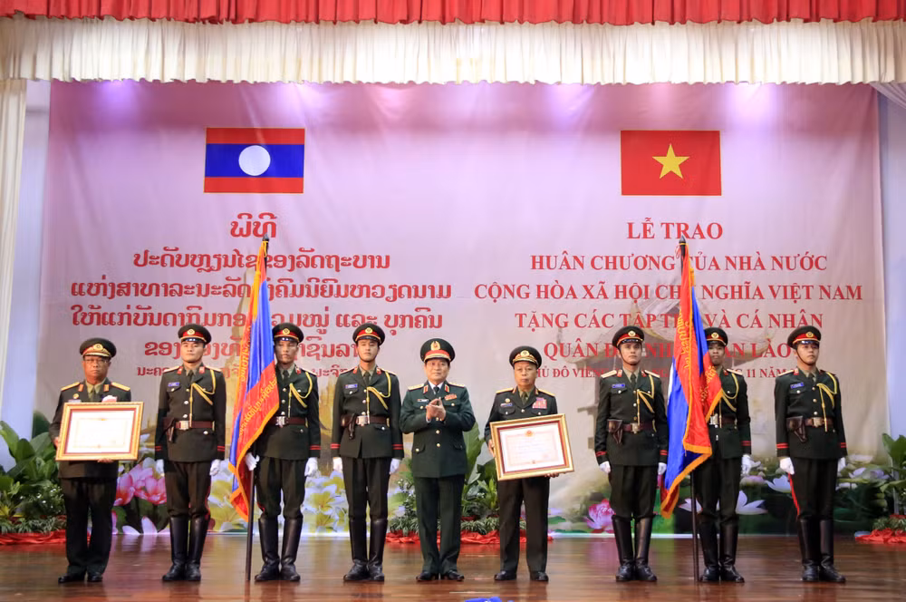 越南党和国家向老挝人民军集体和个人授予勋章 ảnh 2 越南党和国家向老挝人民军集体和个人授予勋章 ảnh 2