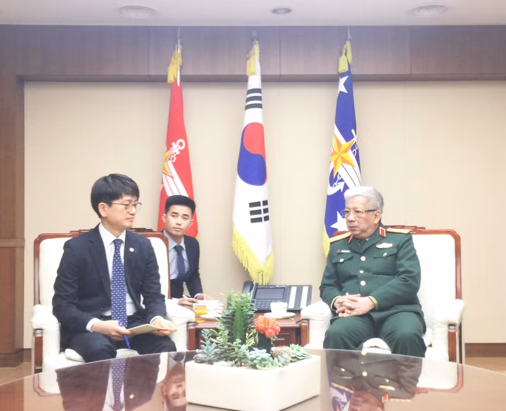 越南国防部副部长阮志咏会见韩国国防部副部长朴在民 ảnh 1