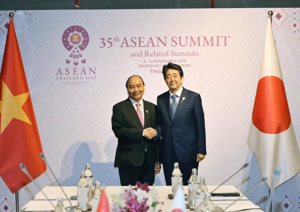 阮春福会见日本首相安倍晋三 结束赴泰出席第35届东盟峰会和相关会议之行 ảnh 1 阮春福会见日本首相安倍晋三 结束赴泰出席第35届东盟峰会和相关会议之行 ảnh 1