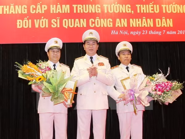 人民公安将官警衔晋升仪式在河内举行 ảnh 1 人民公安将官警衔晋升仪式在河内举行 ảnh 1