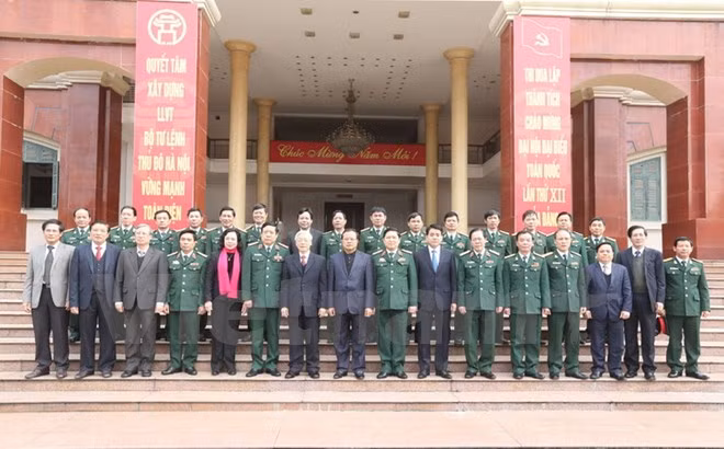 越共中央总书记阮富仲元旦节走访河内首都司令部 ảnh 1 越共中央总书记阮富仲元旦节走访河内首都司令部 ảnh 1