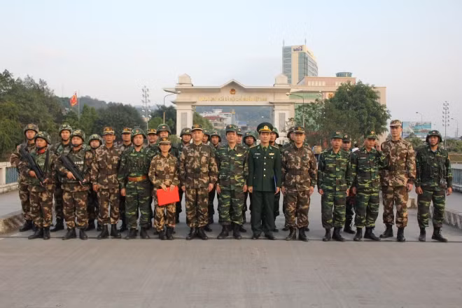 越南老街省与中国云南省边防部队联合巡逻边境 ảnh 1 越南老街省与中国云南省边防部队联合巡逻边境 ảnh 1