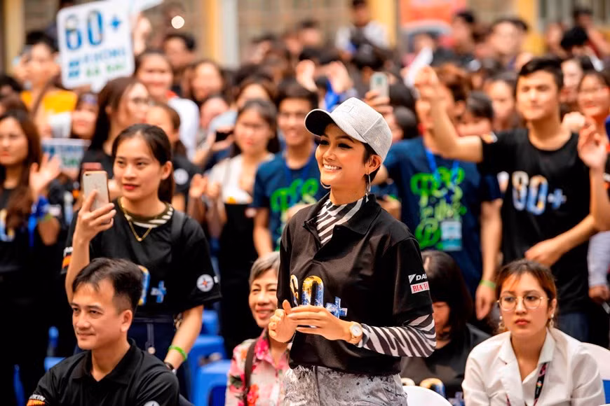 越南环球小姐赫姮尼依参与2019年地球1小时熄灯活动（组图） ảnh 13