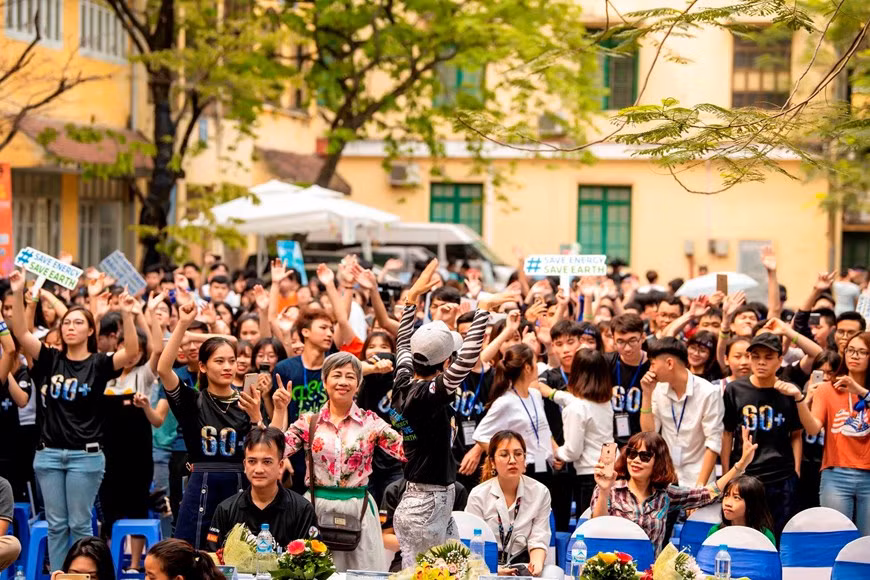 越南环球小姐赫姮尼依参与2019年地球1小时熄灯活动（组图） ảnh 12