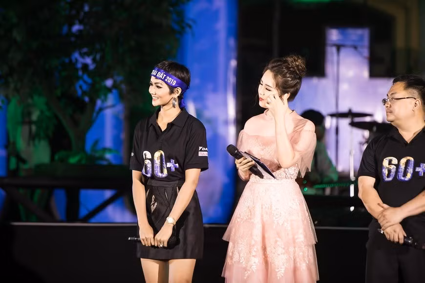 越南环球小姐赫姮尼依参与2019年地球1小时熄灯活动（组图） ảnh 7