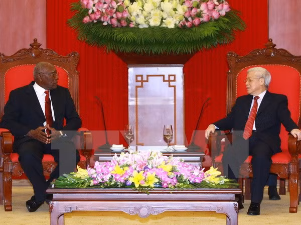 越共中央总书记阮富仲会见古共中央第一书记劳尔•卡斯特罗特使 ảnh 1 越共中央总书记阮富仲会见古共中央第一书记劳尔•卡斯特罗特使 ảnh 1