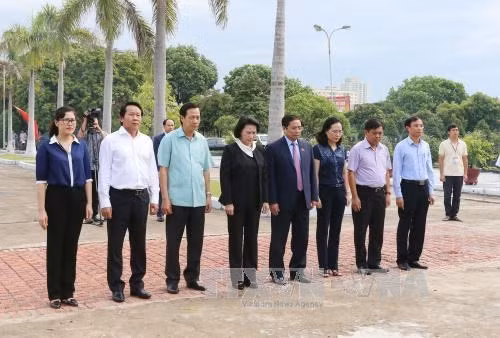 国会主席阮氏金银拜谒梅译烈士陵园和走访慰问优抚家庭 ảnh 1