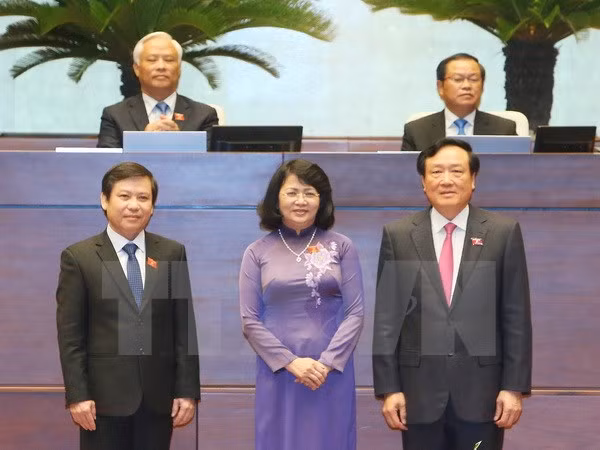 越南第十四届国会一次会议：国会代表投票选举国家副主席和最高人民法院院长等职务 ảnh 1