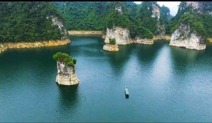 纳杭湖被誉为宣光省的“陆上下龙湾” ảnh 1