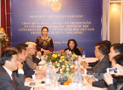 越南国会主席阮氏金银抵达阿斯塔纳 与旅哈萨克斯坦越侨会面 ảnh 3 越南国会主席阮氏金银抵达阿斯塔纳 与旅哈萨克斯坦越侨会面 ảnh 3