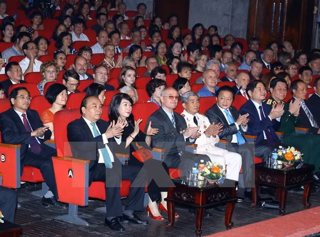 越南政府总理阮春福出席俄罗斯十月革命艺术交流晚会 ảnh 1 越南政府总理阮春福出席俄罗斯十月革命艺术交流晚会 ảnh 1