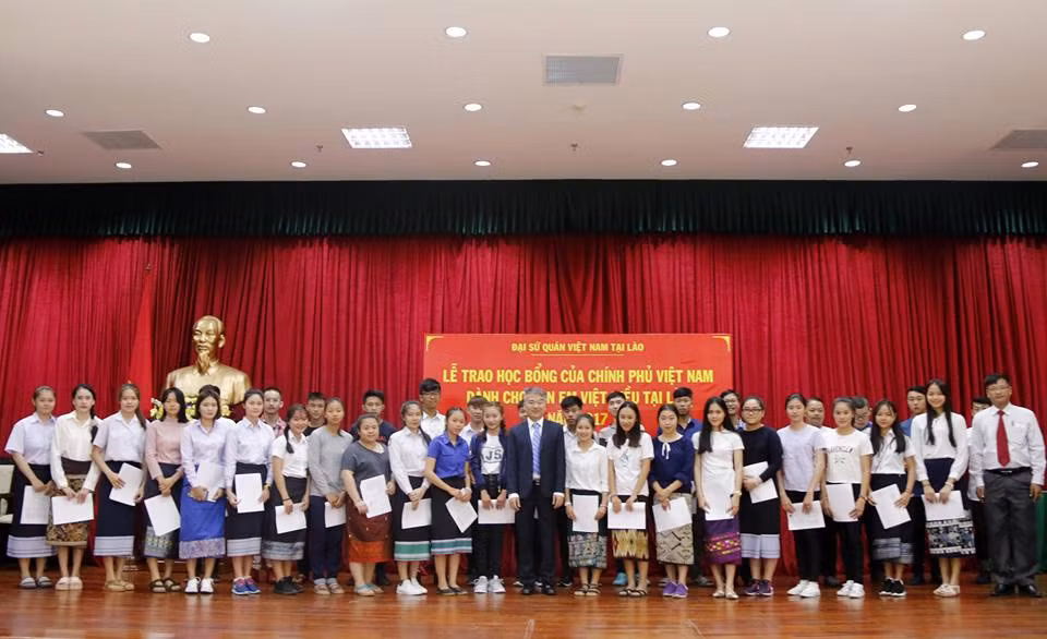越老建交55周年:越南政府向越裔老挝人子女授予40份奖学金 ảnh 1 越老建交55周年:越南政府向越裔老挝人子女授予40份奖学金 ảnh 1