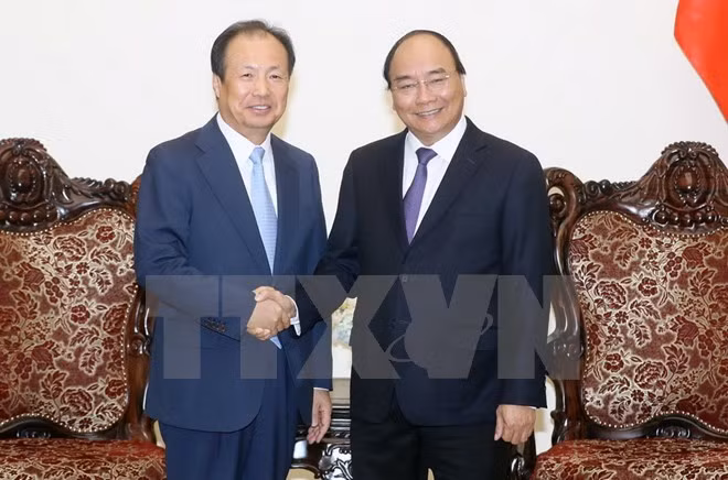 越南政府总理阮春福会见韩国三星电子公司首席执行官申宗钧 ảnh 1 越南政府总理阮春福会见韩国三星电子公司首席执行官申宗钧 ảnh 1