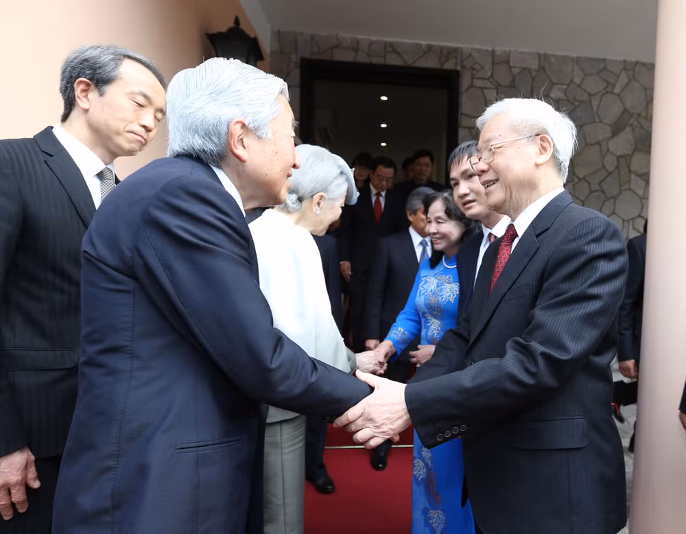 越共中央总书记阮富仲与日本天皇明仁和皇后进行茶叙（组图） ảnh 1