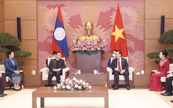 越南国会主席王廷惠与老挝国会主席赛宋蓬·丰威汉举行会谈 ảnh 1 越南国会主席王廷惠与老挝国会主席赛宋蓬·丰威汉举行会谈 ảnh 1