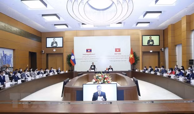 越南国会主席王廷惠与老挝国会主席赛宋蓬·丰威汉主持国会工作经验交流会 ảnh 3