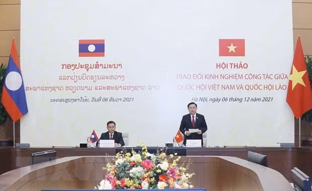 越南国会主席王廷惠与老挝国会主席赛宋蓬·丰威汉主持国会工作经验交流会 ảnh 1