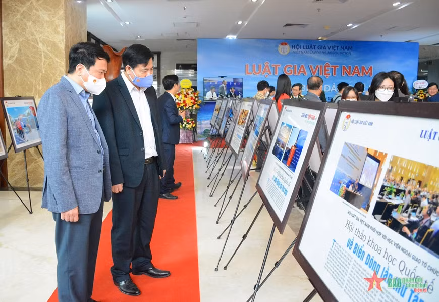 题为“越南律师与家乡海洋岛屿”的摄影展开幕 ảnh 1 题为“越南律师与家乡海洋岛屿”的摄影展开幕 ảnh 1