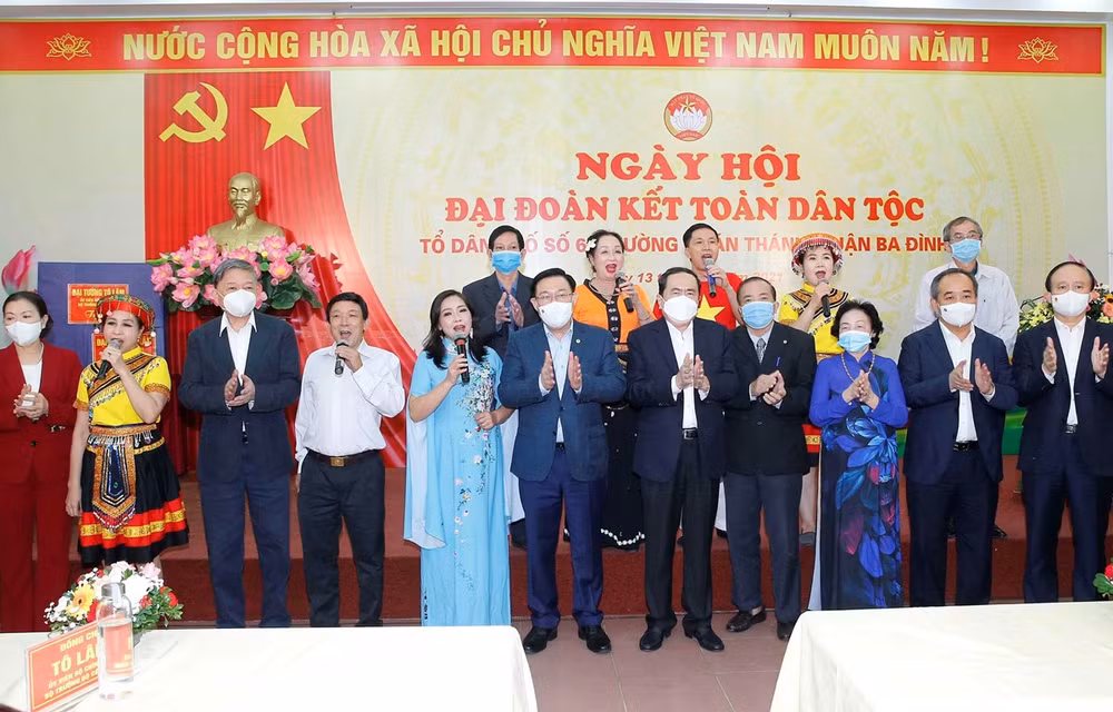 国会主席王廷惠出席河内市馆圣坊的全民族大团结日活动 ảnh 1 国会主席王廷惠出席河内市馆圣坊的全民族大团结日活动 ảnh 1