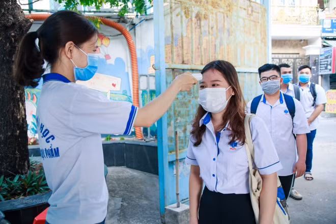 胡志明市多所大学应届毕业生返校复课 ảnh 1 胡志明市多所大学应届毕业生返校复课 ảnh 1