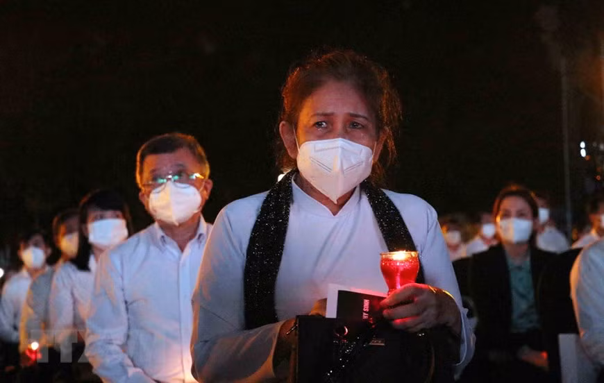 恭敬地鞠躬告别新冠肺炎疫情牺牲干部战士和逝世同胞 ảnh 2 恭敬地鞠躬告别新冠肺炎疫情牺牲干部战士和逝世同胞 ảnh 2