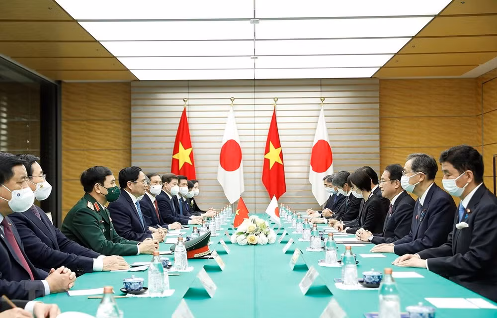 日本首相岸田文雄主持仪式 欢迎越南政府总理范明政访日 并同其举行会谈 ảnh 1