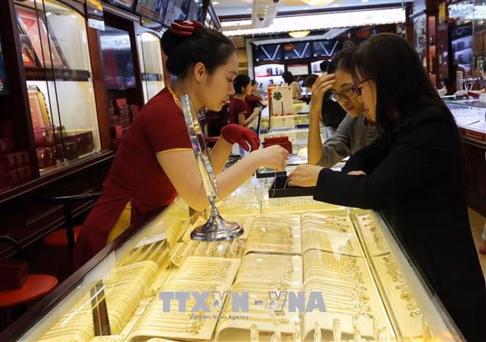 11月26日上午越南国内黄金价格上涨10万越盾 ảnh 1