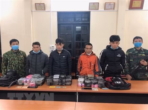 打击将毒品从外国入境越南再运往第三国出售的犯罪活动 ảnh 2 打击将毒品从外国入境越南再运往第三国出售的犯罪活动 ảnh 2