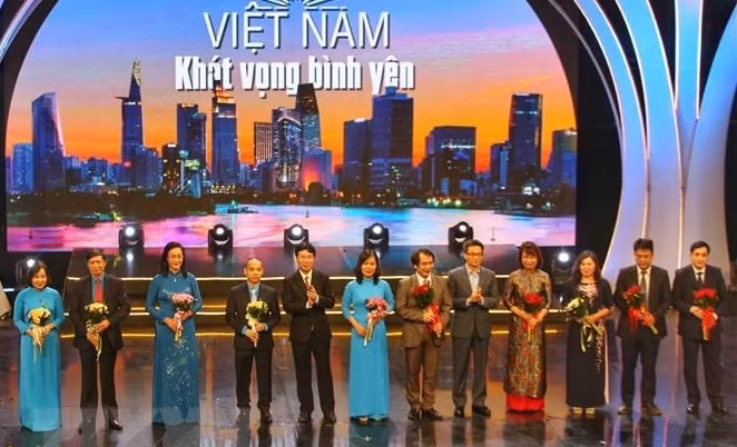 “渴望安宁之越南”——表彰疫情防控一线工作人员的感恩晚会 ảnh 1 “渴望安宁之越南”——表彰疫情防控一线工作人员的感恩晚会 ảnh 1