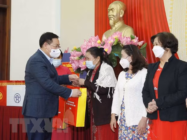 国会主席王廷惠出席河内市馆圣坊的全民族大团结日活动 ảnh 2 国会主席王廷惠出席河内市馆圣坊的全民族大团结日活动 ảnh 2