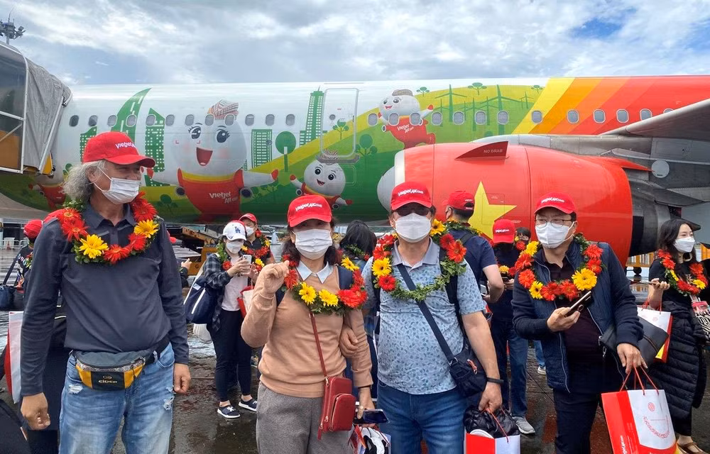 首批持“疫苗护照”的外国游客游览富国岛 ảnh 1