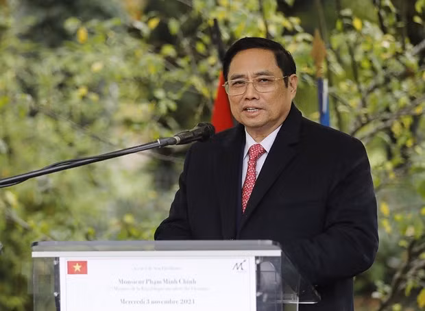 越南政府总理范明政抵达河内 圆满结束欧洲之行 ảnh 1